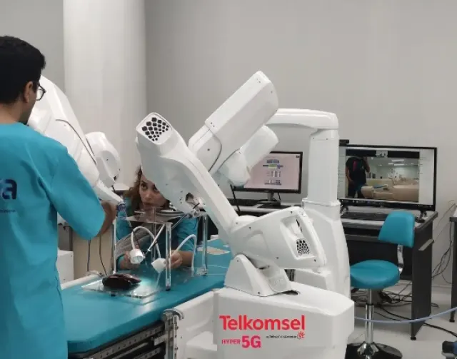 Teknologi 5G Telkomsel Dukung Kemenkes Uji Coba Inovasi Robotic Telesurgery Pertama