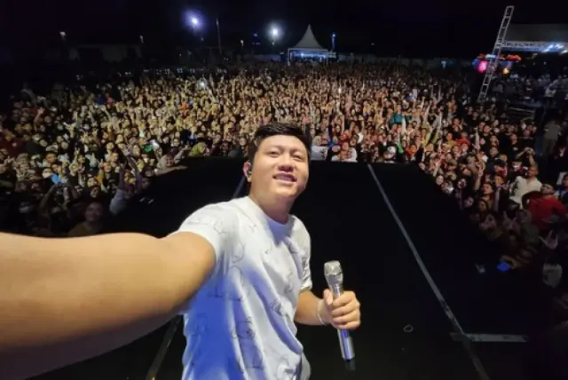 Lirik dan Terjemahan Lagu Kalih Welasku dari Denny Caknan yang Sedang Trending di YouTube