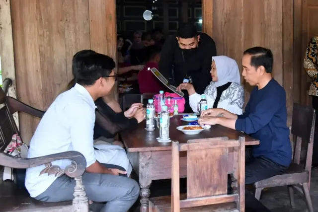 Presiden Jokowi dan Keluarga Kunjungi Warung Kopi Klotok Jogja, Ini Menu Andalan yang Dicarinya