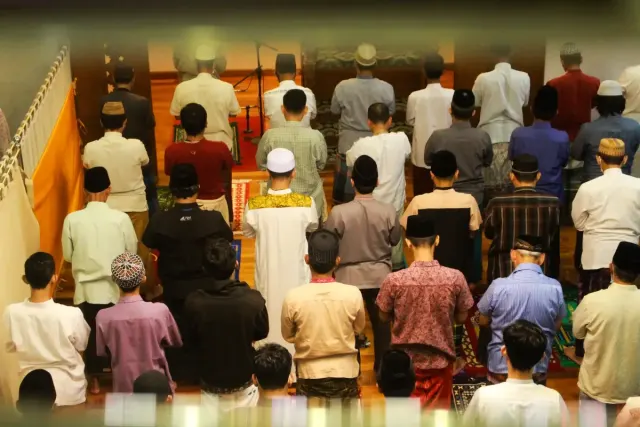 Niat Sholat Isya Sendiri atau Berjemaah Terlengkap, Arab, Latin dan Artinya