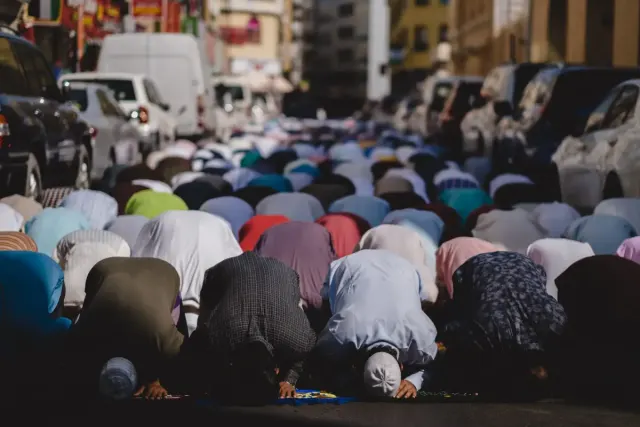 Sholat Idul Adha Lebih Baik di Masjid atau Lapangan? Begini Kata Hadis Nabi