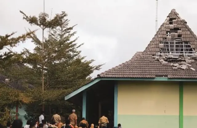 Pulang Haji Ganjar Pranowo Langsung Cek Dampak Gempa di Wonogiri, Pastikan Sekolah Aman untuk Belajar