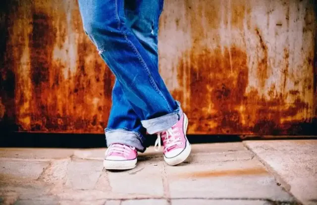 10 Cara Menghilangkan Bau Sepatu Menggunakan Bahan Alami, Patut Kamu Coba!