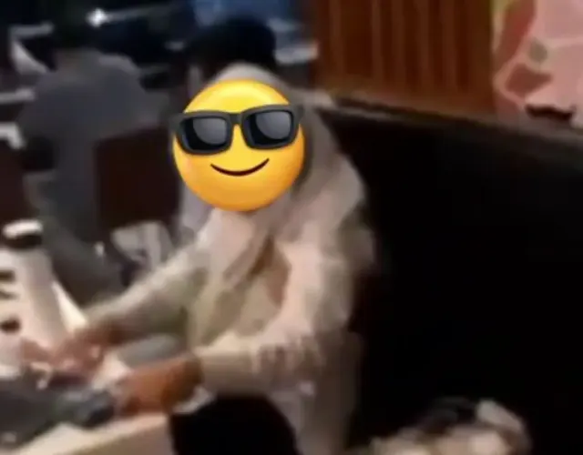 Viral Video Mesum di Restoran Cepat Saji Jogja, Netizen Salfok Stiker Kampus di Laptop