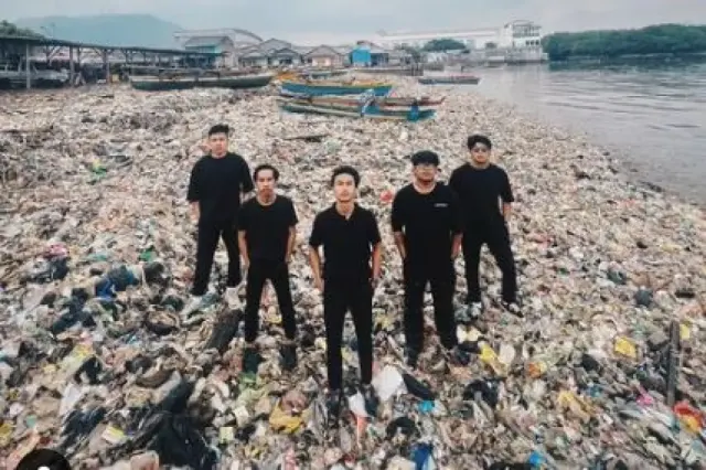 Keren! 3.700 Orang Ikut Bersihkan Pantai Terkotor Nomor 2 di Lampung