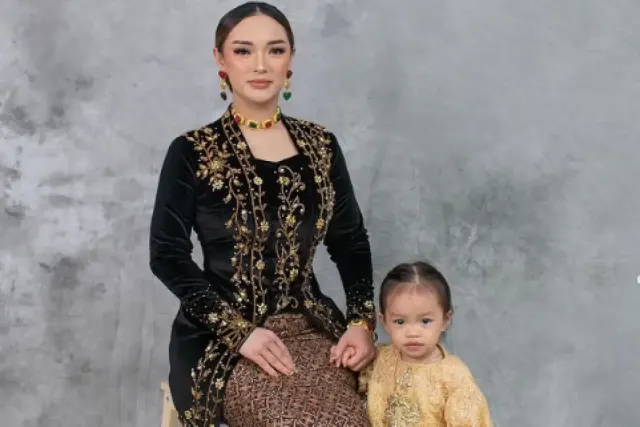 Tingkah Zaskia Gotik Asyik Selfie dan Biarkan Anak Menangis Tuai Sindiran