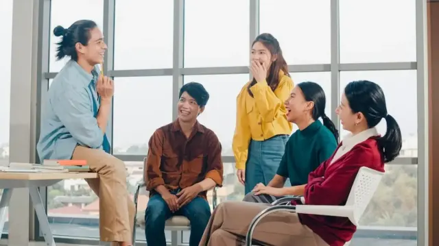 Apa Itu Ekstrovert? Ketahui Ciri-Ciri, Tipe Pekerjaan yang Cocok Serta Kelebihan dan Kekurangannya