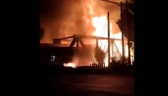 Video Detik-detik Kereta Api Tabrak Truk hingga Terjadi Ledakan dan Kobaran Api