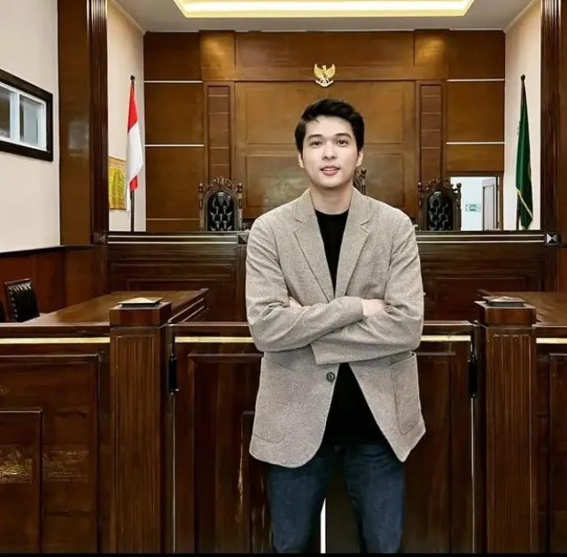 Siapa Koko Joseph Irianto, Pengacara Ganteng yang Beri Buket Bunga ke Inara Rusli?