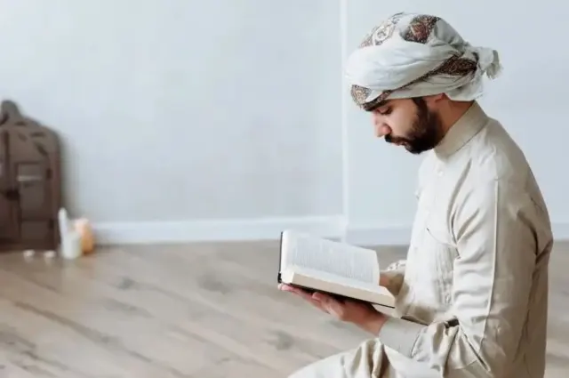 Surah Yasin Ayat 9 dan Tafsirnya, Peringatan Bagi Orang yang Sombong