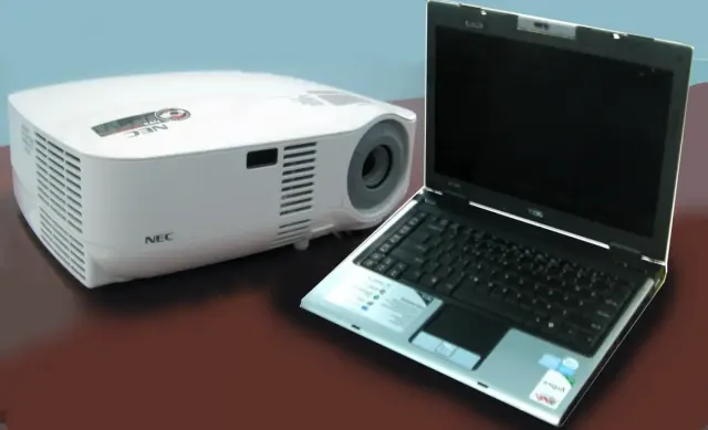 Begini Cara Menyambungkan Laptop ke Proyektor, Pasti Bisa!