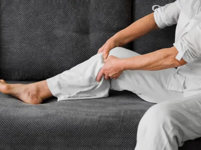 4 Cara Mengatasi Asam Urat di Kaki secara Alami, Bisa Dicoba Lho!