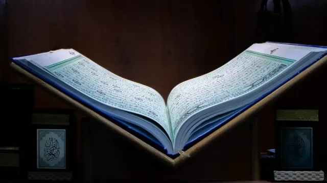 5 Khasiat Surah Alam Nasyrah Jika Dibaca Suami Istri