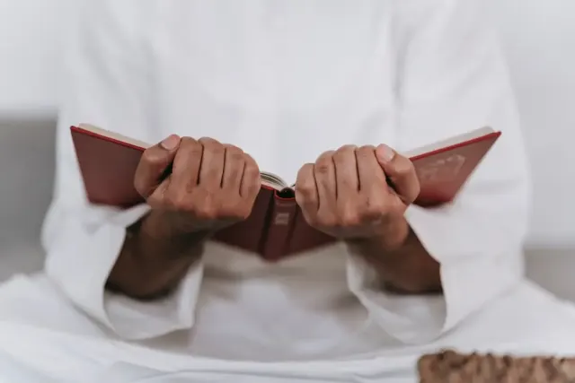 5 Kelebihan Surah Al Mulk, Dilindungi Malaikat hingga Menaikkan Derajat