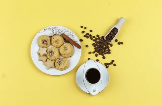 5 Makanan yang Berbahaya Jika Dikonsumsi Bersamaan Minum Kopi