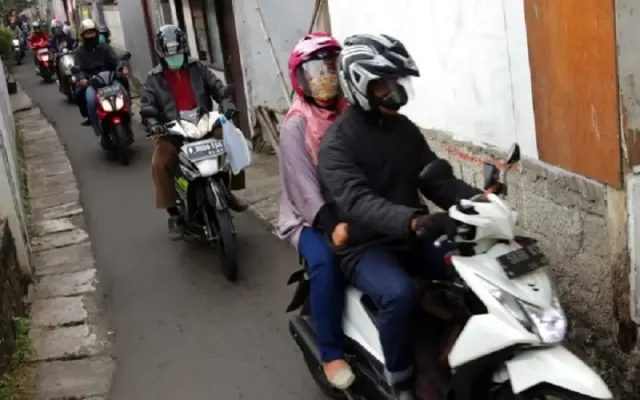 Tips Naik Motor di Gang Sempit yang Perlu Kamu Tahu!