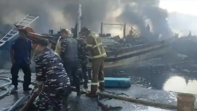 Turun Tangan, Prajurit TNI AL Bantu Padamkan Api Kebakaran Kapal Nelayan Pelabuhan Jongor Tegal