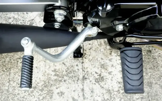 Apa Sih Manfaat dari Menghidupkan Mesin Motor Menggunakan Kick Starter?
