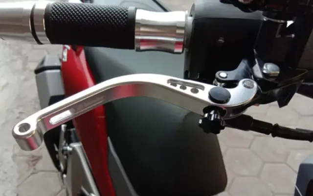 Tuas Rem Depan Motor Terlalu Dalam, Apa Saja Penyebabnya?