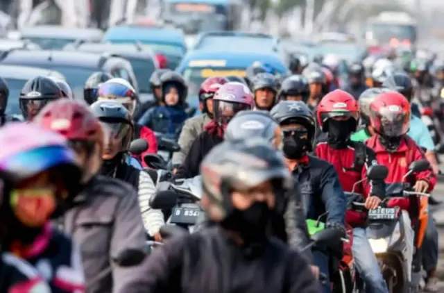 Kapokmu Kapan? Ini Hukuman Merokok Sambil Motoran
