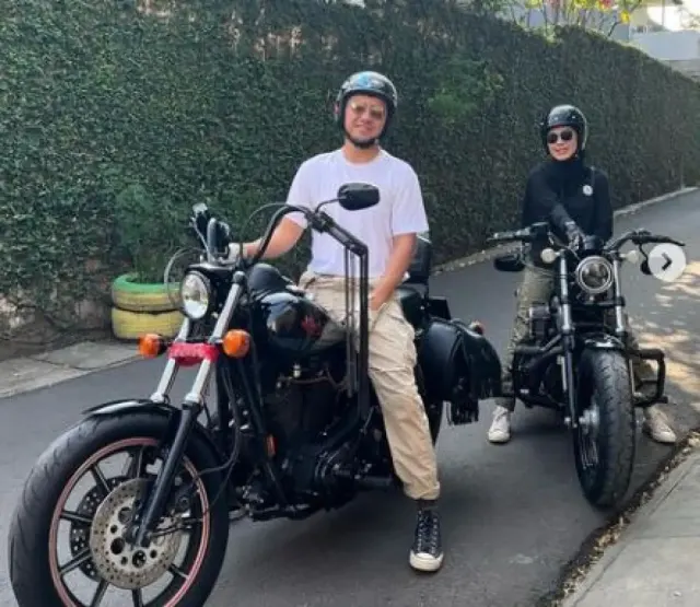 5 Potret Keren Ananda Omesh Motoran, Suka Ajak Anak-Istri
