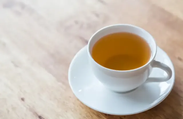 Benarkah Minum Obat dengan Teh Berbahaya?