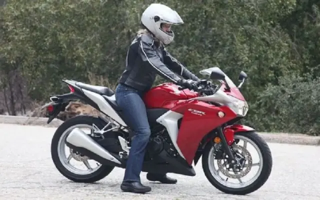 Kenapa Dilarang Memanaskan Motor di dalam Ruangan?
