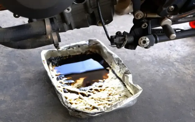 Kapan Oli Mesin Sepeda Motor Harus Diganti? Ini Tanda-tandanya!