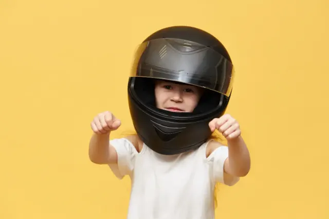 Biasanya Gak Suka, Ini 4 Tips Agar Anak Mau Pakai Helm