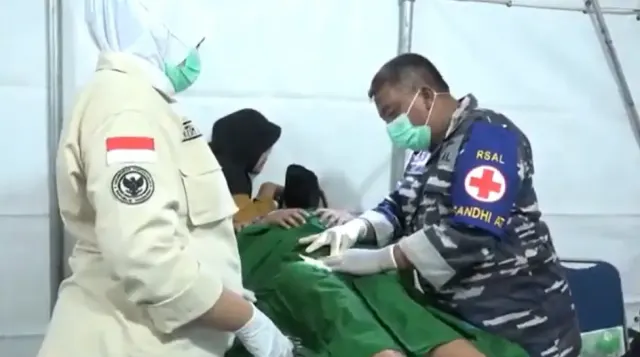 Sail Teluk Cendrawasih di Biak, TNI AL Gelar Baksos Pengobatan Gratis di Kapal