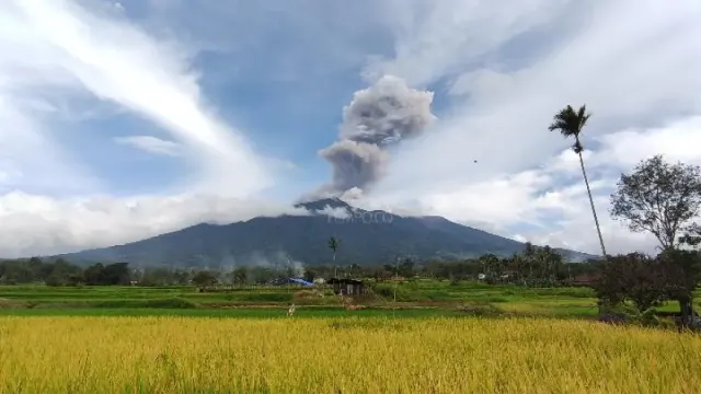 Gunung Marapi Erupsi Lagi, Sembur Abu Vulkanik 1.000 Meter