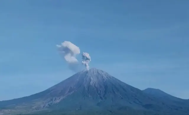 Sabtu Pagi Gunung Semeru Erupsi Tiga Kali, Kolom Abu Capai 900 Meter