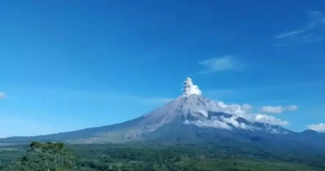 Gunung Semeru Erupsi Tiga Kali, Letusan Capai 700 Meter di Atas Puncak Mahameru