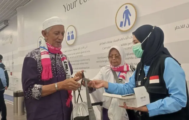 PPIH Bandara Madinah Bekali Jemaah Haji dengan Oralit
