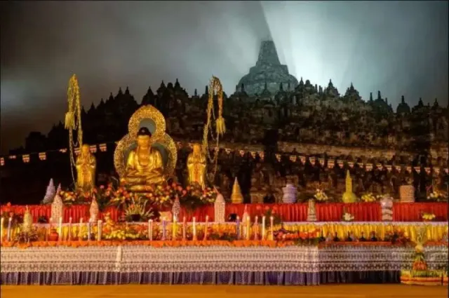 Umat Buddha Mulai Ritual Pengambilan Air Suci Jelang Waisak 2025
