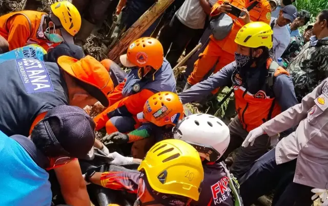 Banjir dan Longsor Terjang Bandung Barat, Lansia Ditemukan Meninggal Dunia