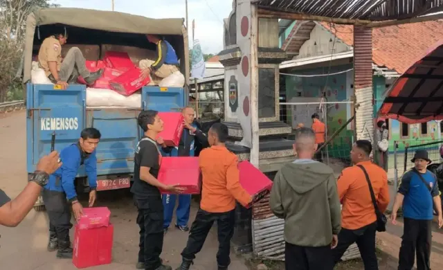Bantuan Kemensos Disalurkan untuk Korban Longsor di Purwakarta