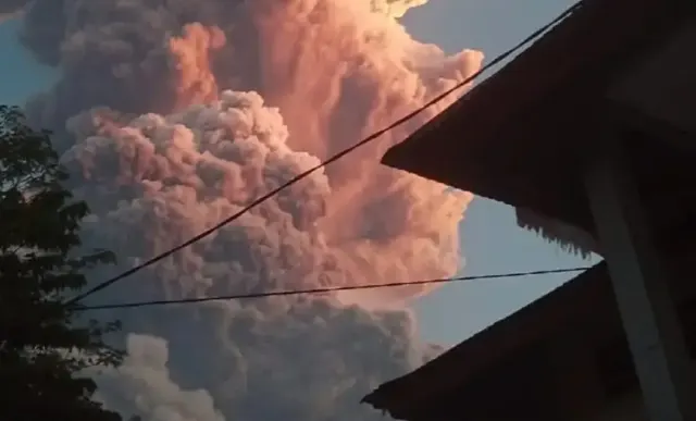 Kemensos Salurkan Bantuan Rp4,8 Miliar untuk Korban Erupsi Gunung Lewotobi Laki‑Laki
