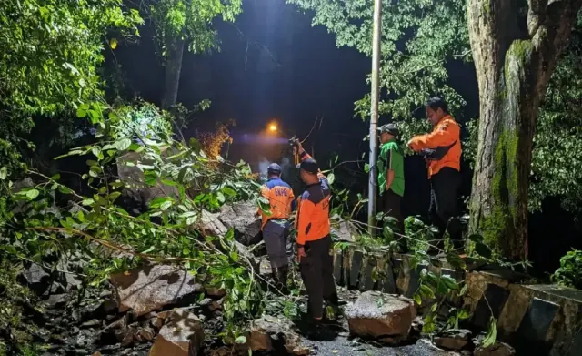 Dua Warga Selamat dari Longsor Tebing Batu di Jalur Lingkar Ngebel Ponorogo