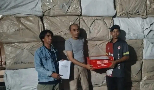 Warga Muara Angke Terima Bantuan Kemensos Usai Banjir Rob Genangi Permukiman