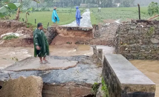 Banjir dan Longsor di Trenggalek Lumpuhkan Akses Dua Jembatan Sekaligus