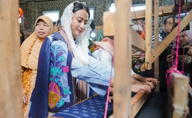 Dorong Ekspor, Wamendag Kunjungi UMKM Tenun di Kediri