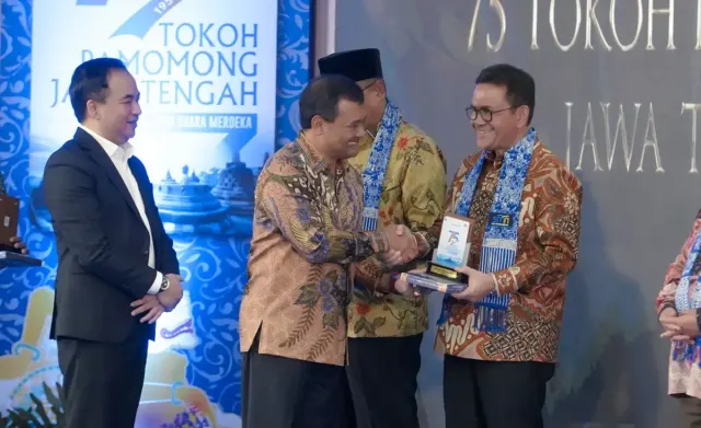 Mendag Budi Santoso Terima Penghargaan Tokoh Inspiratif Jawa Tengah dari Suara Merdeka