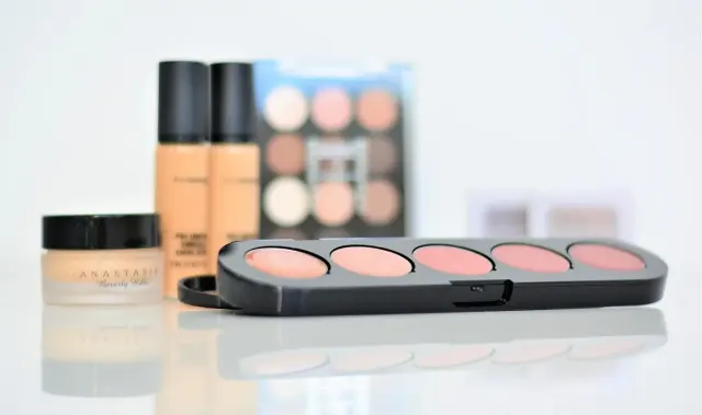Beda Concealer dan Foundation. Kapan dan harus Pakai yang Mana?