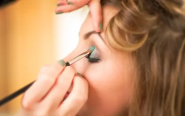 Cara Bikin Smokey Eyes yang Elegan untuk Acara Malam Hari