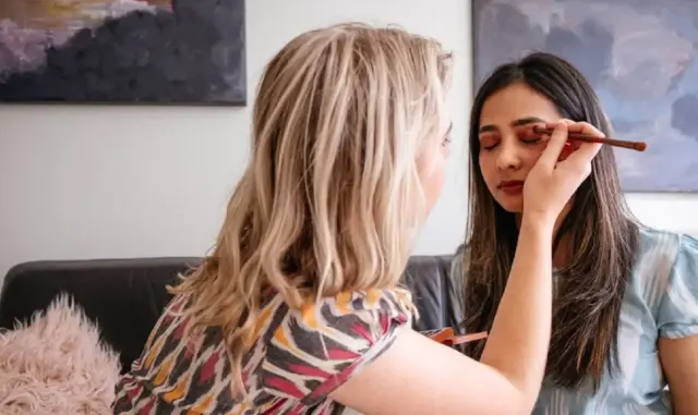 Makeup untuk Wajah Berminyak. Tips Anti Luntur Seharian, Makeup Gak Bakal Longsor