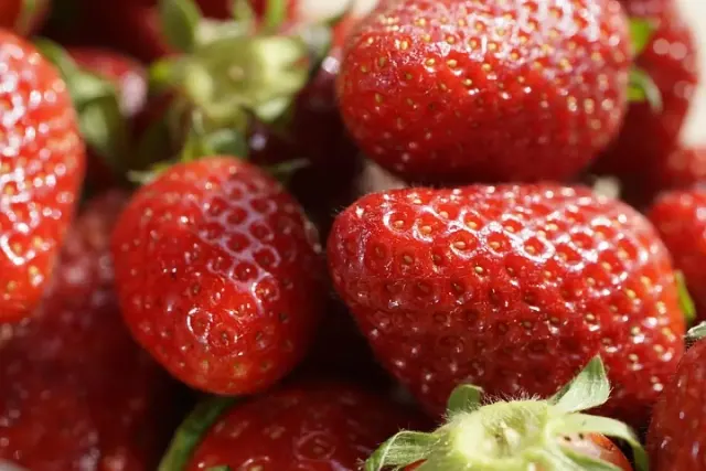 Bikin Wajah Cerah dan Bebas Jerawat! Ini Manfaat Buah Stroberi untuk Kulit