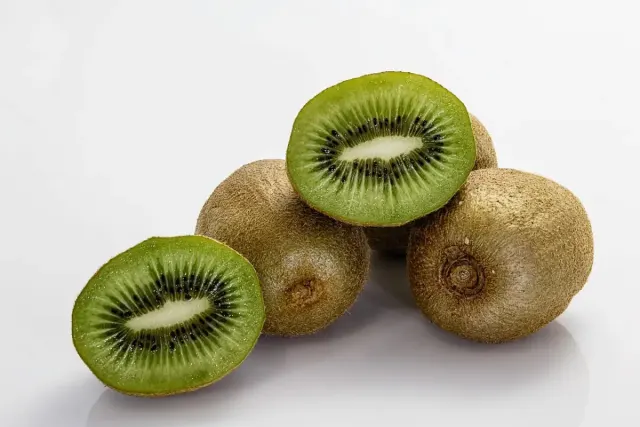 Kiwi untuk Rambut Kering dan Rontok? Ini Manfaatnya yang Jarang Diketahui!