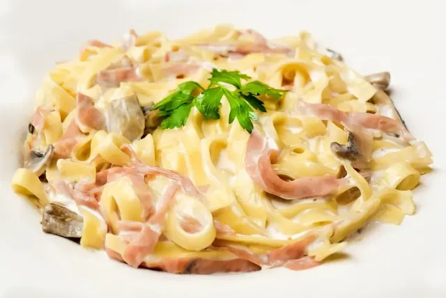 Bosan Makan Indomie Biasa? Coba Resep Indomie Carbonara Lezat ini Bund