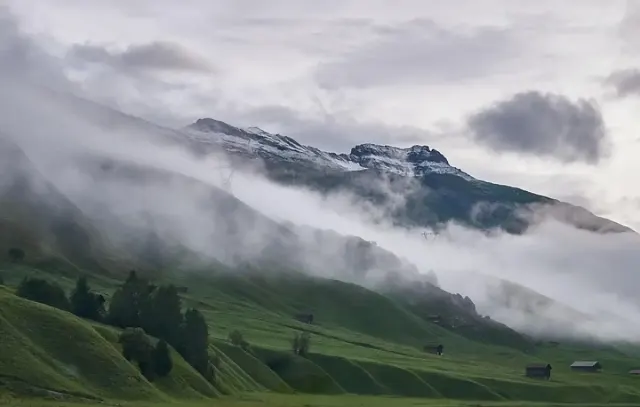 Tips Bertahan di Gunung dengan Cuaca Ekstrem: Jangan Panik!